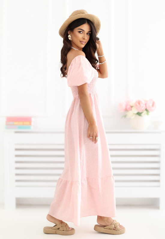 Brzoskwiniowa sukienka midi w kratkę z falbaną