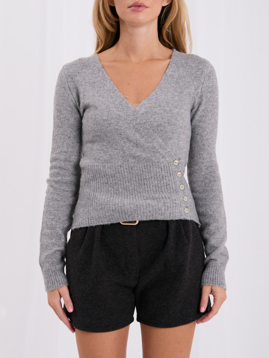 Elegancki szary sweter z kopertowym dekoltem w serek