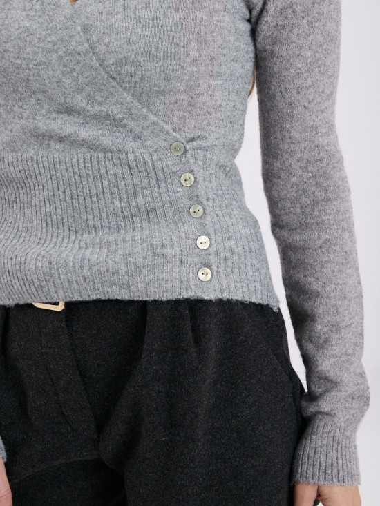 Elegancki szary sweter z kopertowym dekoltem w serek