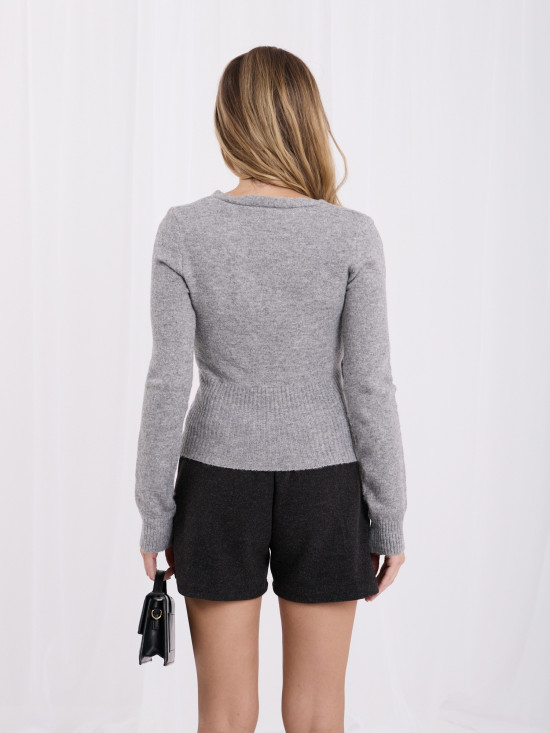Elegancki szary sweter z kopertowym dekoltem w serek