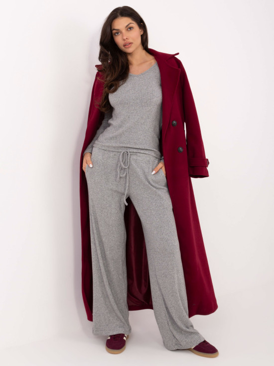 Szary prążkowany sweter z dekoltem V