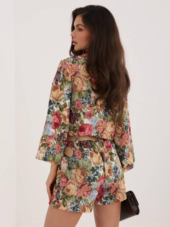 Zielone szorty w kwiaty z szeroką nogawką i paskiem