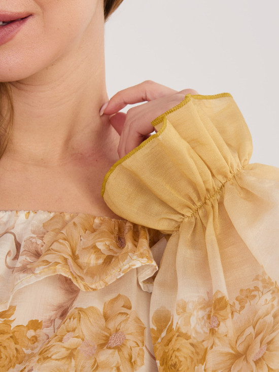 Żółta bluzka w kwiaty z hiszpańskim dekoltem