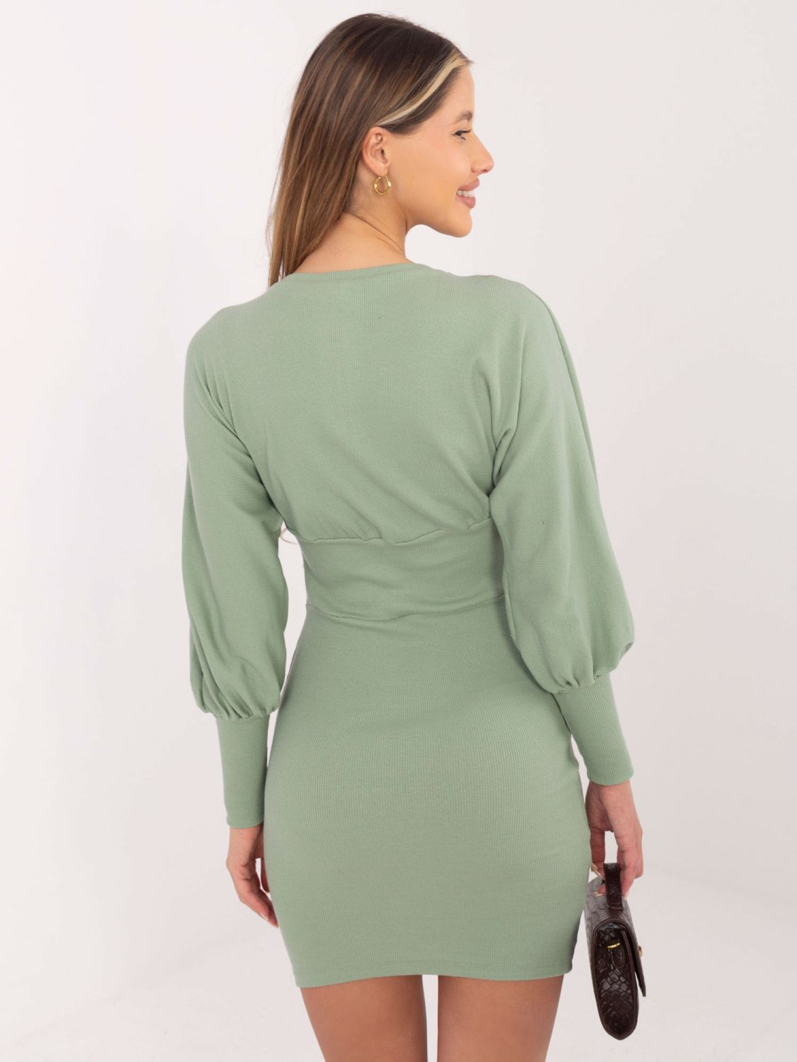 Pistacjowa prążkowana sukienka basic Leticia RUE PARIS