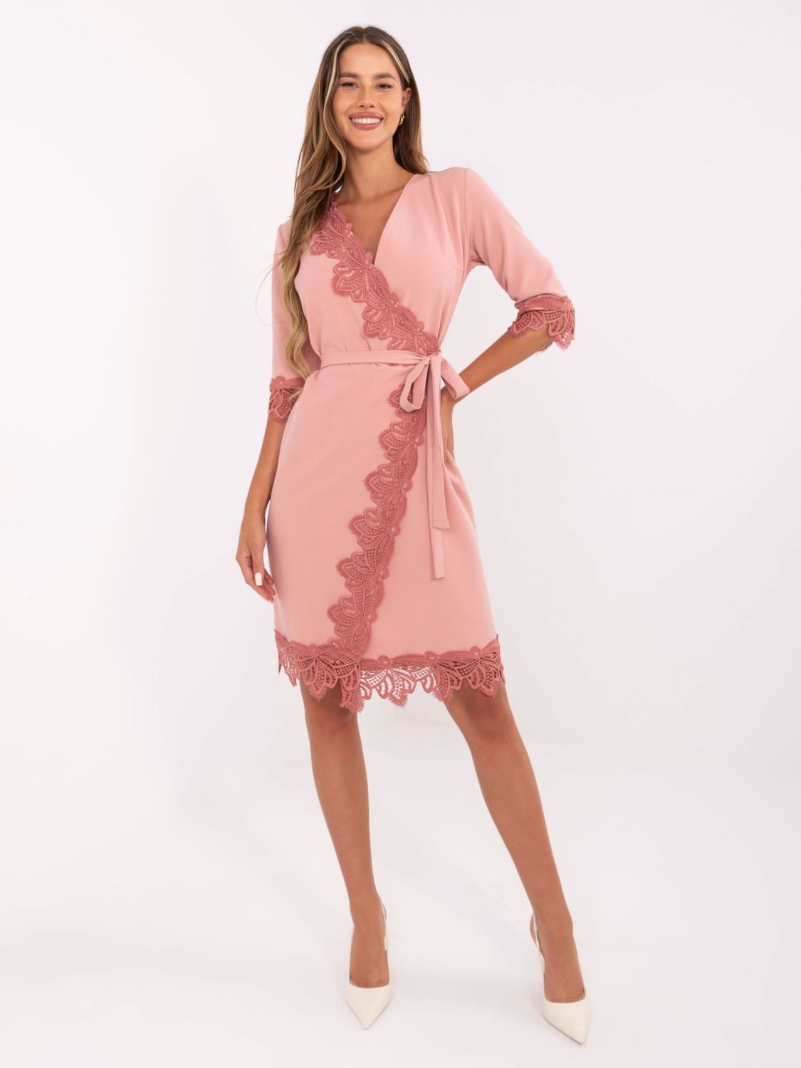 Brudnoróżowa sukienka koktajlowa na zakładkę z rękawem 3/4