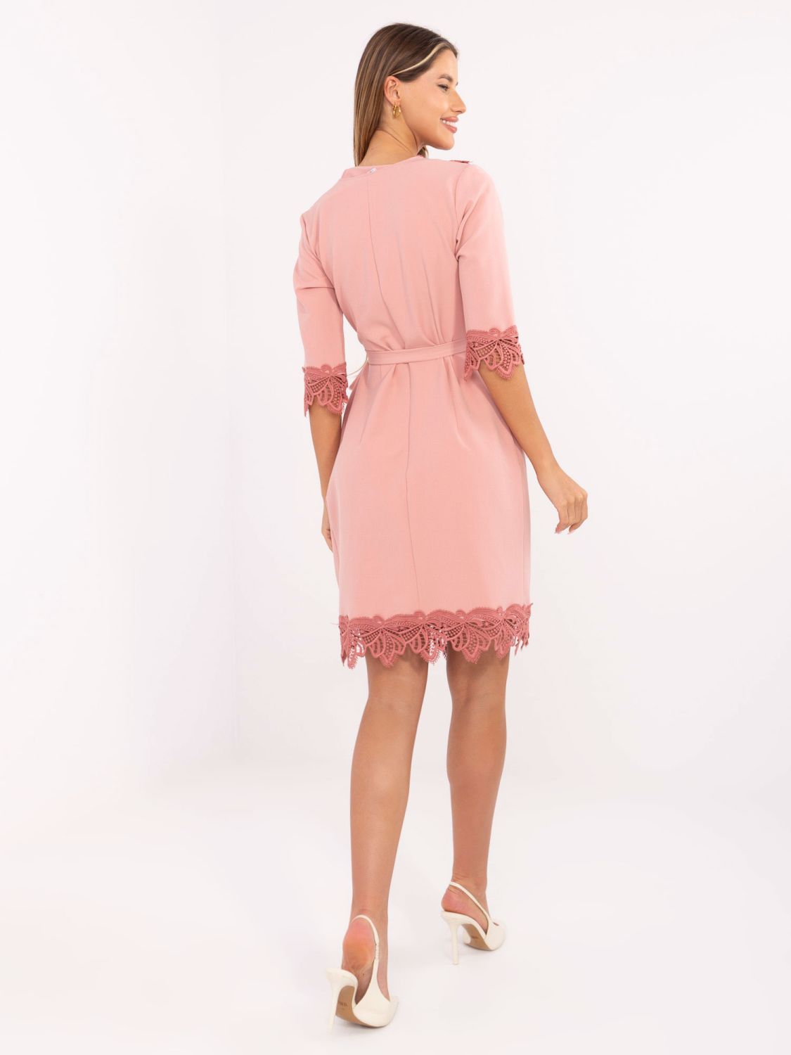 Brudnoróżowa sukienka koktajlowa na zakładkę z rękawem 3/4