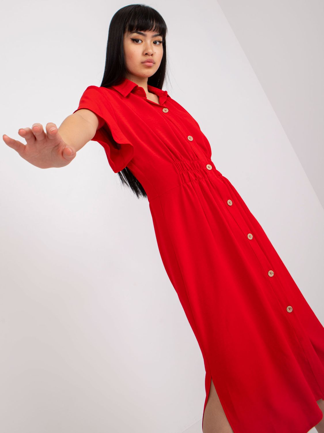 Elegancka czerwona sukienka koszulowa
