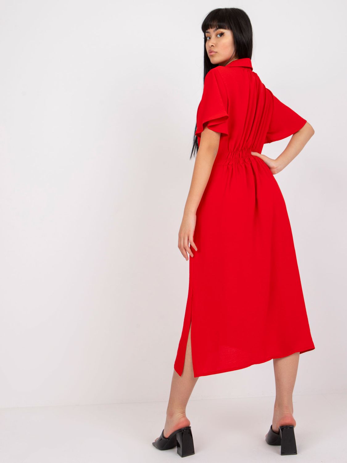Elegancka czerwona sukienka koszulowa