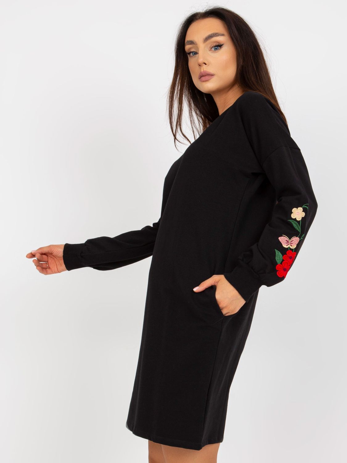 Czarna mini sukienka dresowa z haftem RUE PARIS