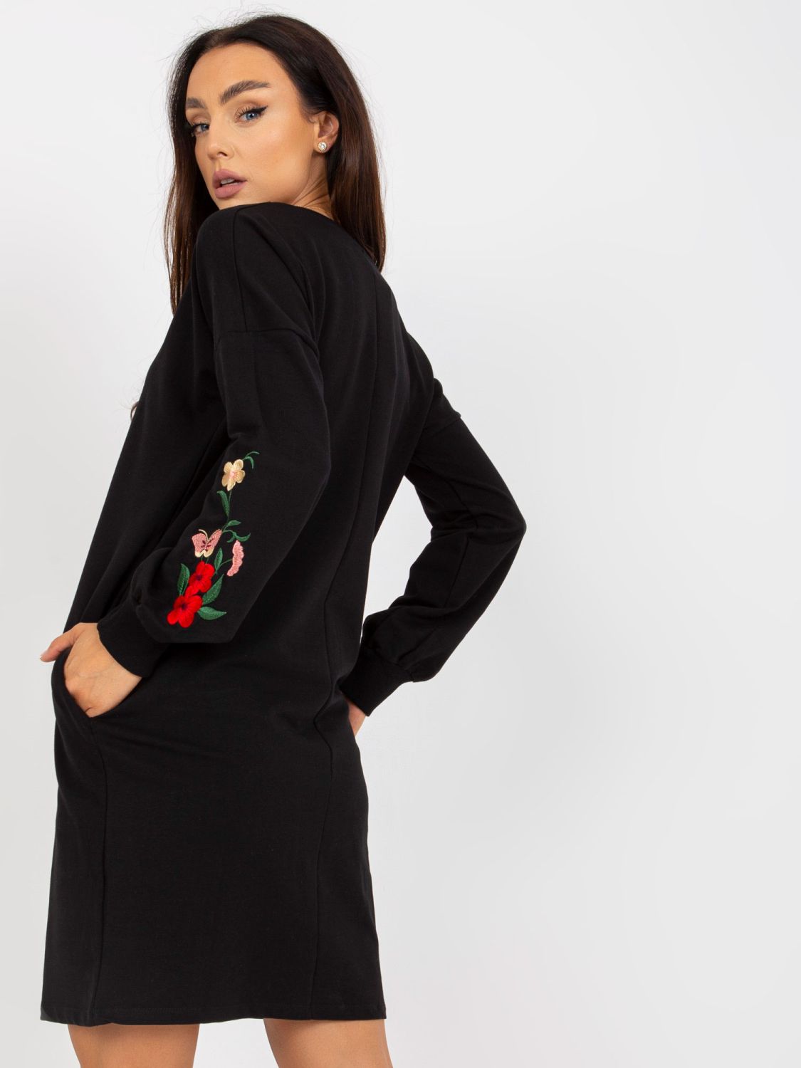 Czarna mini sukienka dresowa z haftem RUE PARIS