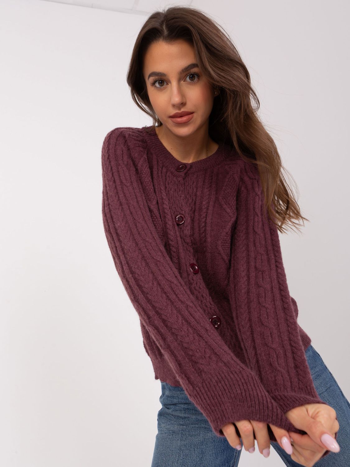 Ciemnofioletowy pleteny sweter z rozpinaniem