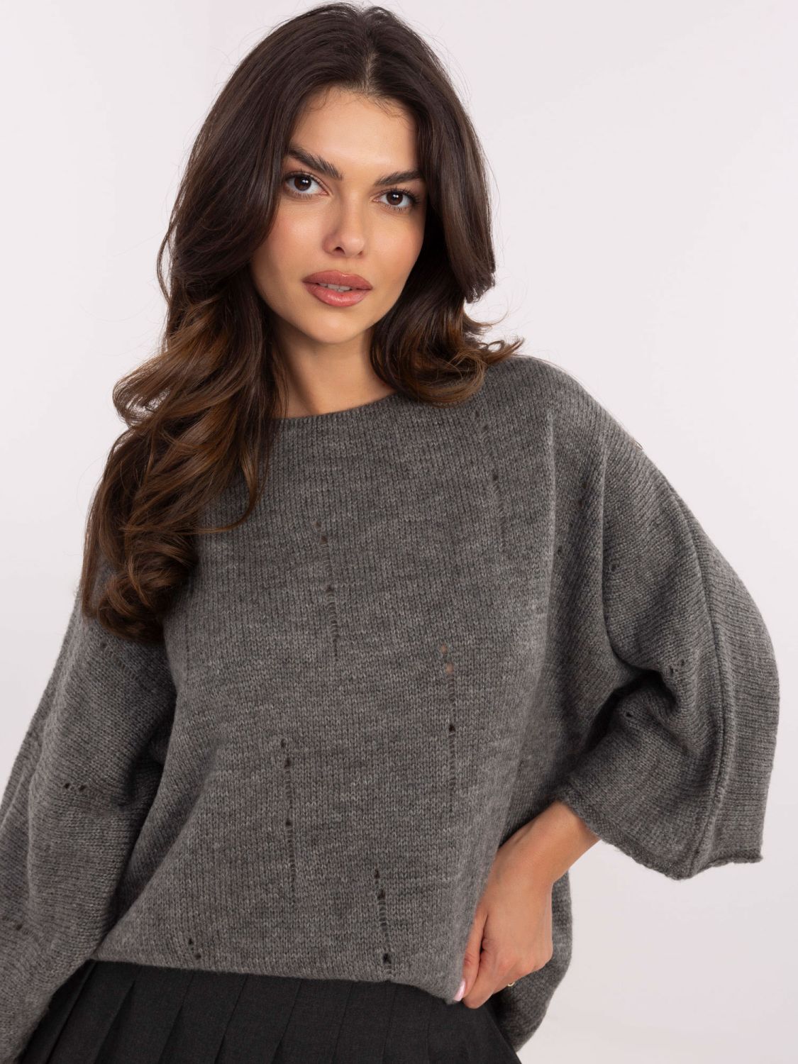 Stylowy szary sweter z 3/4 rękawami