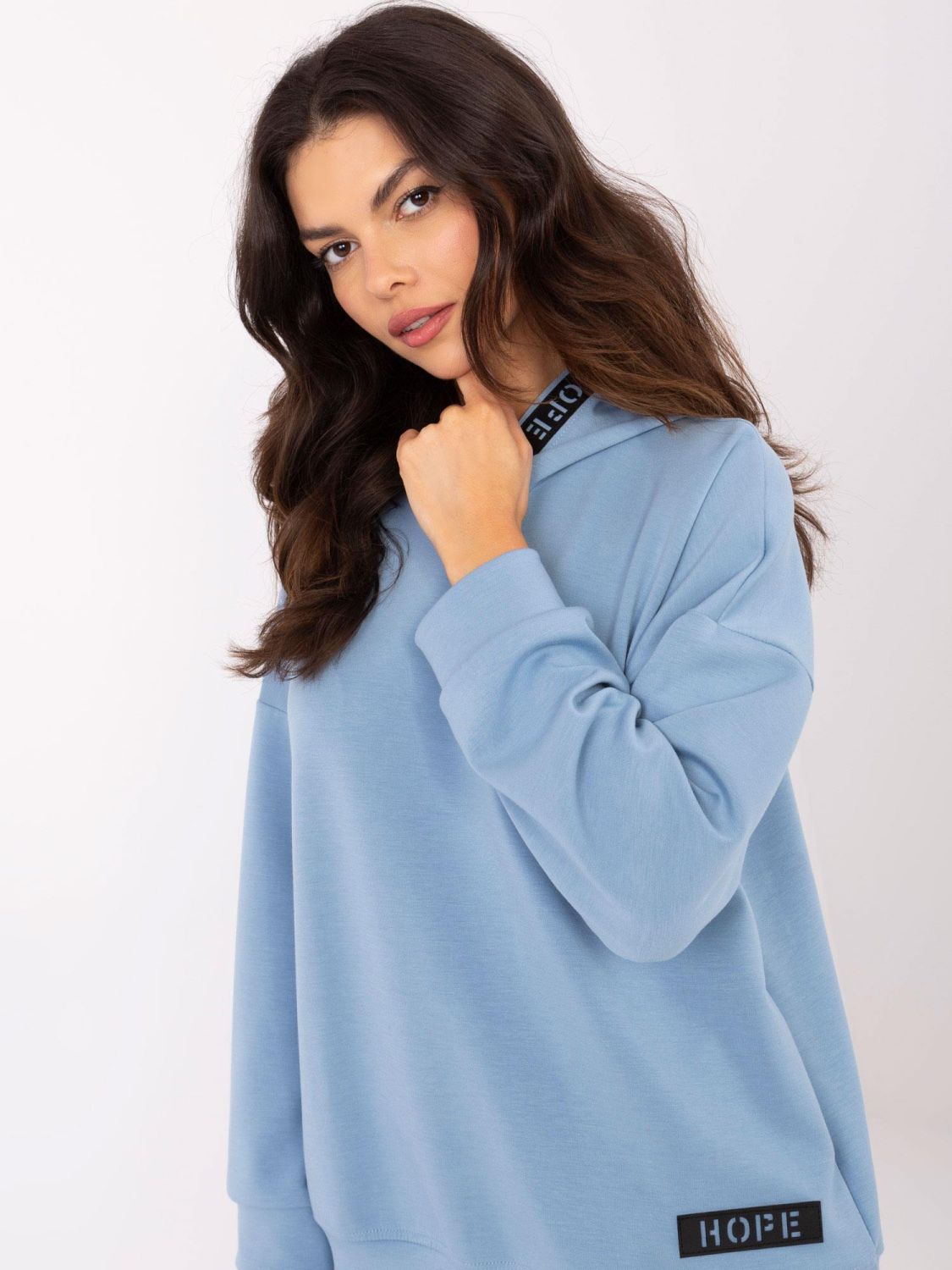 Niebieska bluza z kapturem