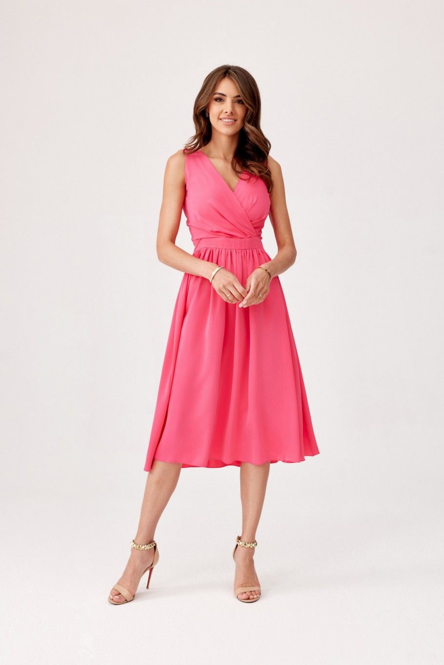 Sukienka midi z kopertowym dekoltem i szerokimi ramiączkami w kolorze amarantowym