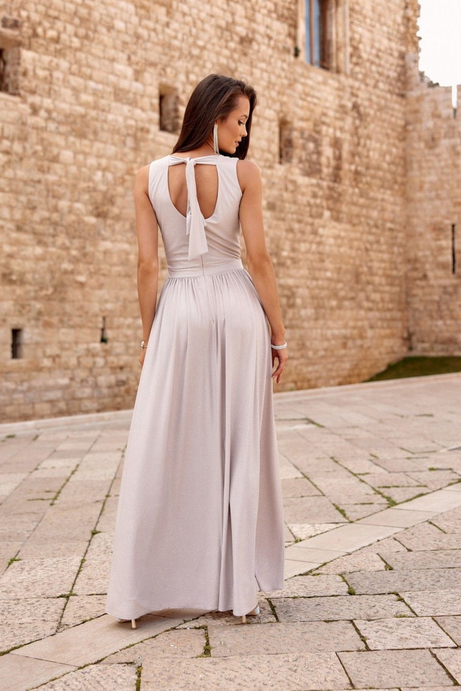 Brokatowa maxi sukienka z wiązaniem na plecach w beżowym kolorze