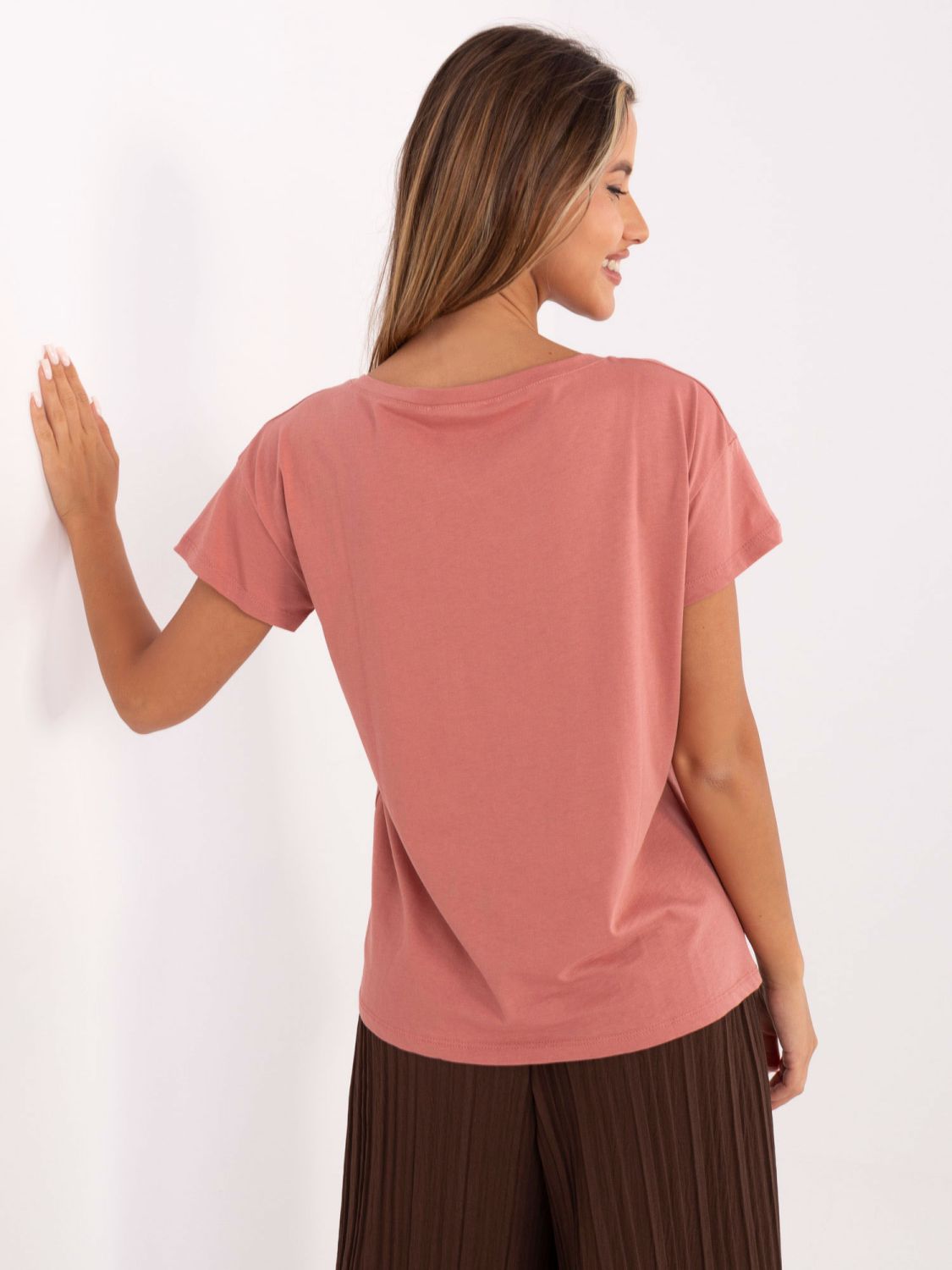 Brudnoróżowy t-shirt z napisem