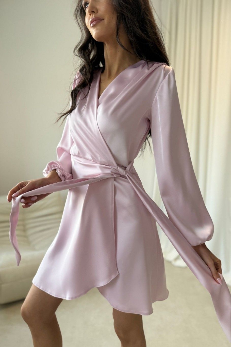 Catlin – mini sukienka w jasnoróżowym kolorze