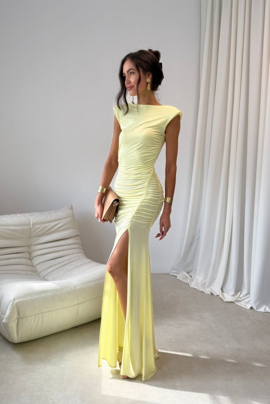 Maxi sukienka w kolorze żółtym Aurelia