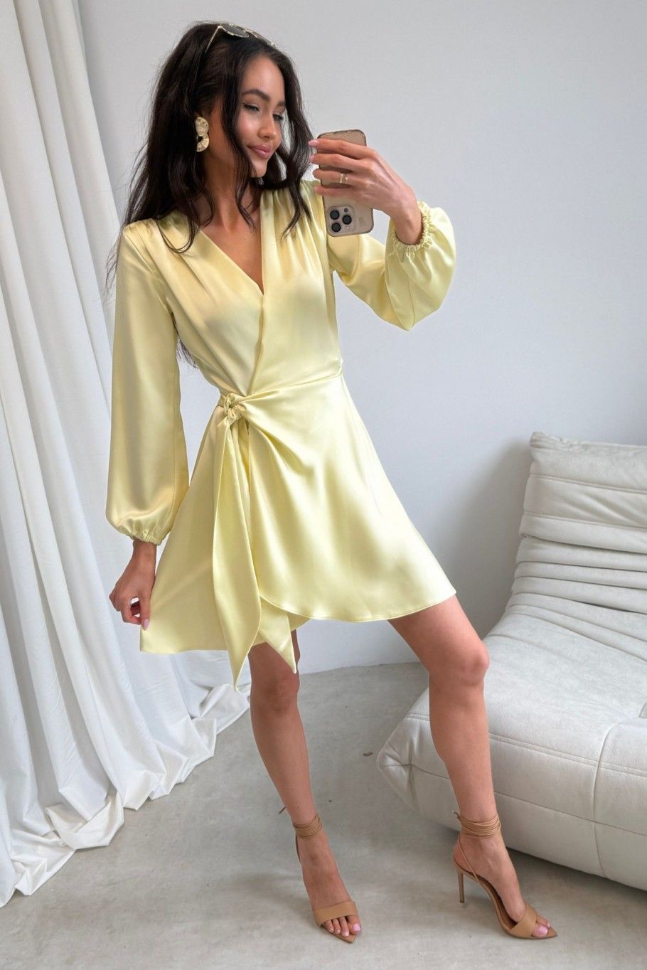 Żółta mini sukienka kopertowa