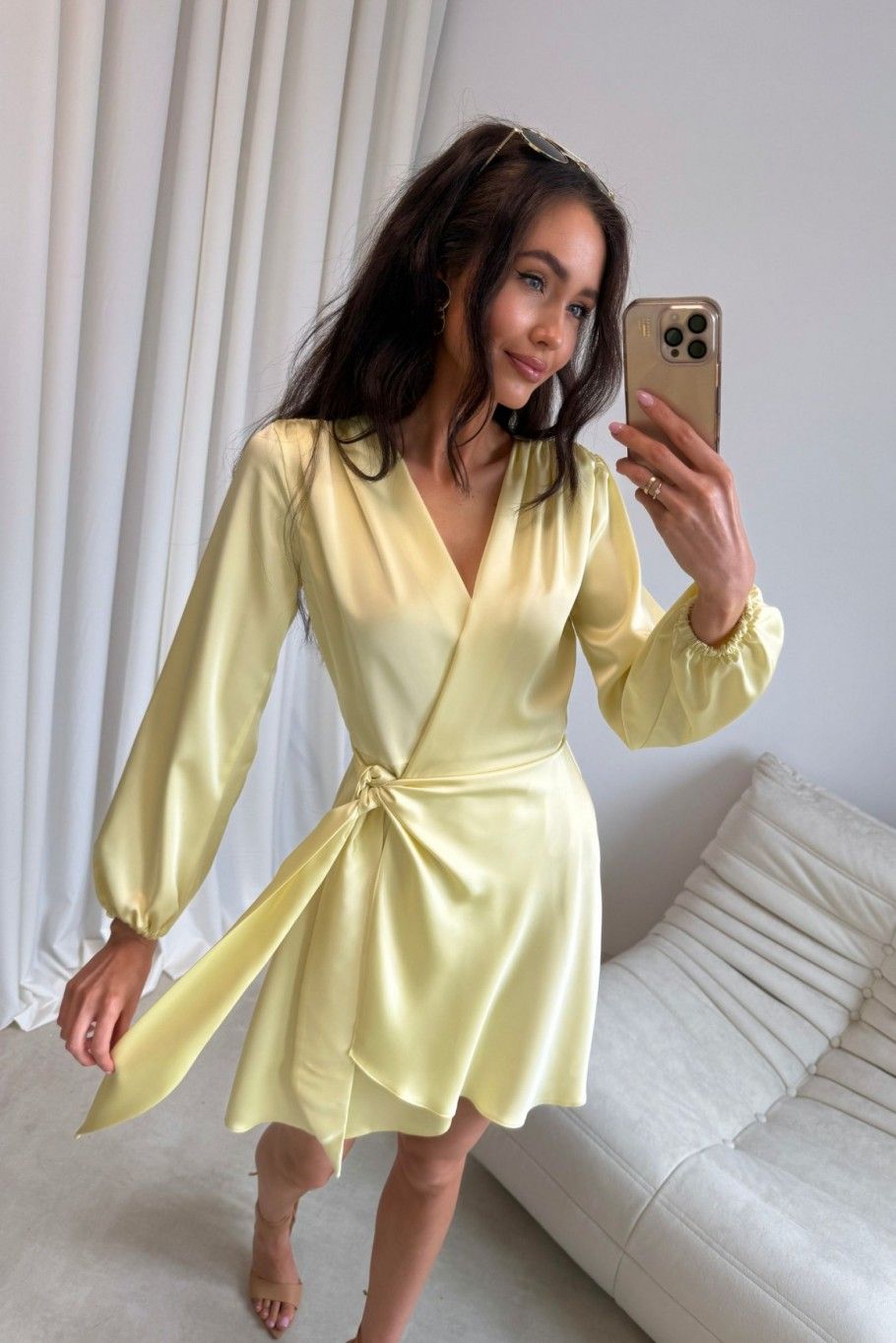Żółta mini sukienka kopertowa