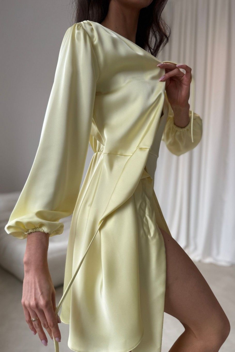Żółta mini sukienka kopertowa