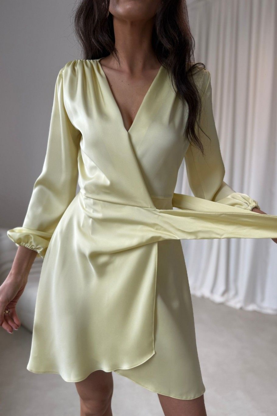 Żółta mini sukienka kopertowa