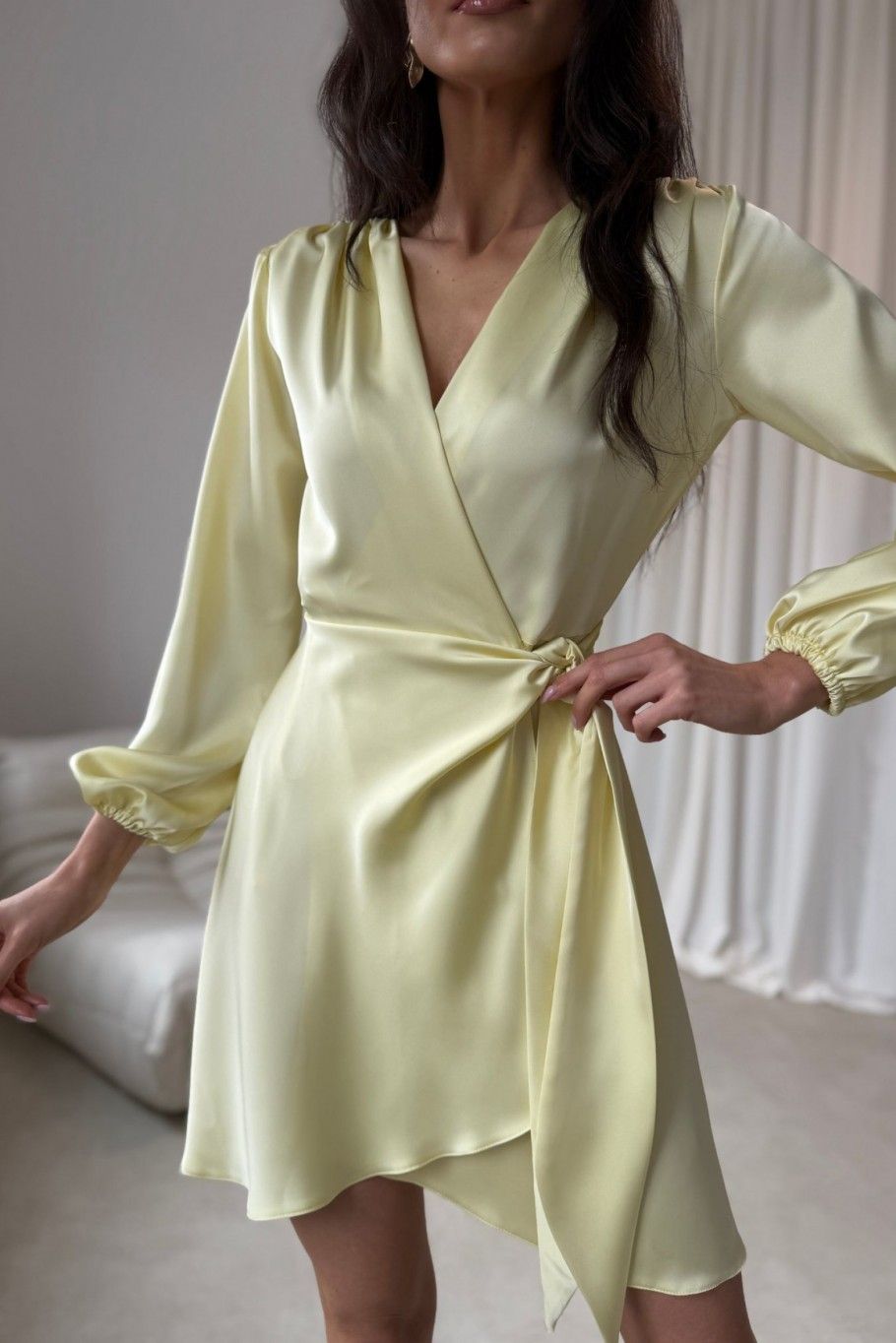 Żółta mini sukienka kopertowa