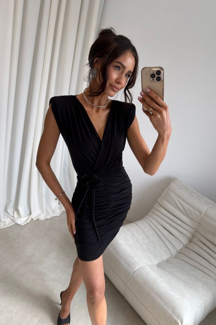 Czarna mini sukienka z kopertowym dekoltem i ozdobnym paskiem