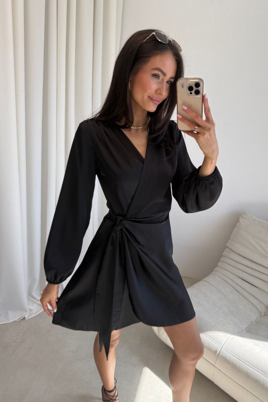 Czarna mini sukienka kopertowa Catlin