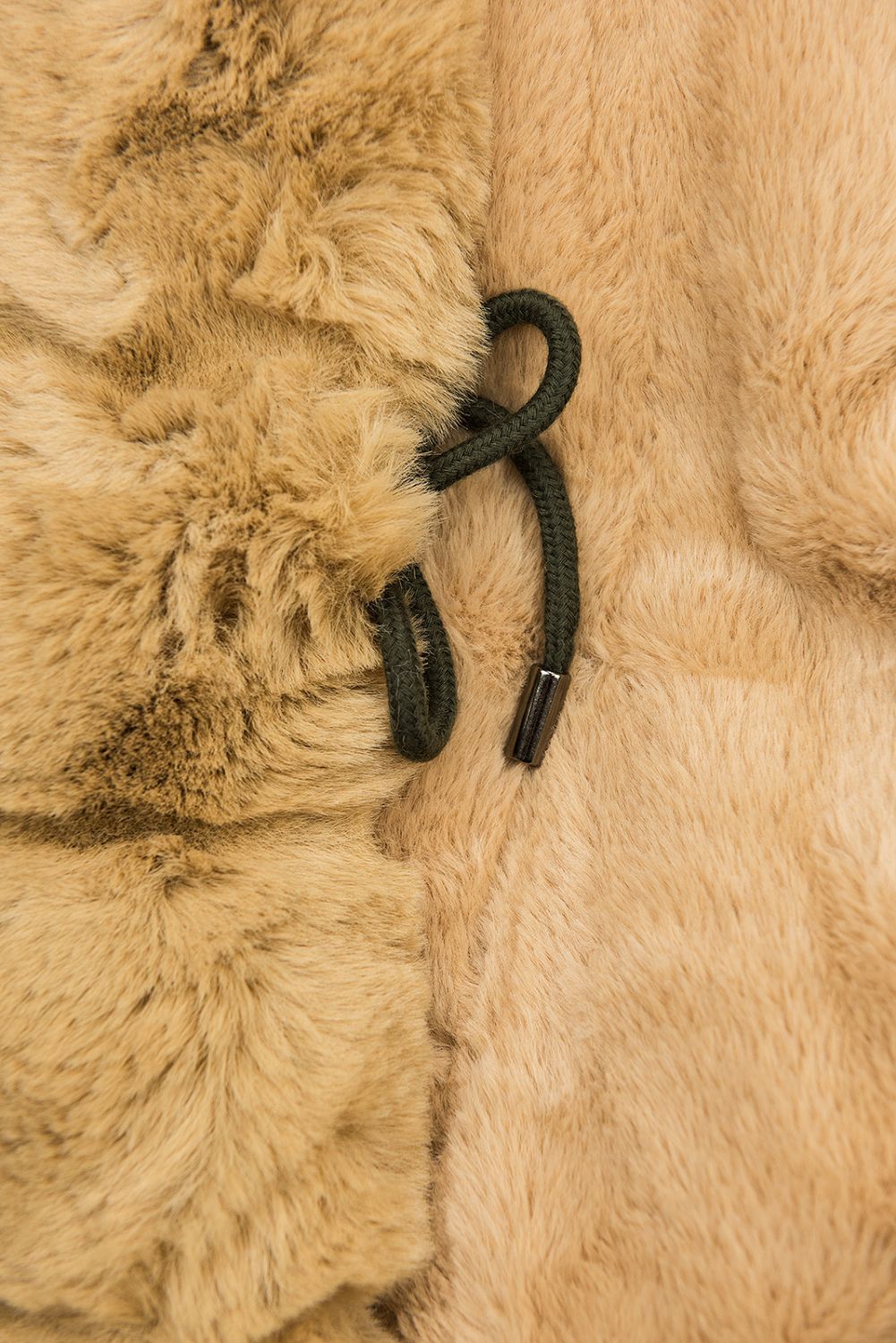 Khaki parka z odpinanym futerkiem wzdłuż zapięcia