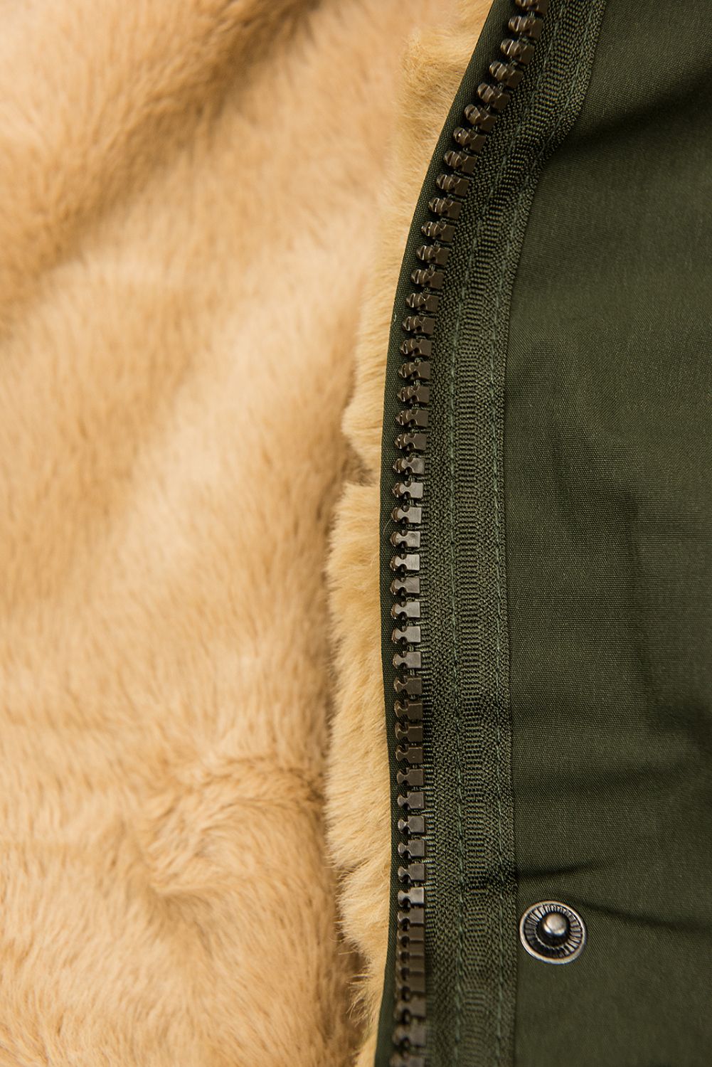 Khaki parka z odpinanym futerkiem wzdłuż zapięcia