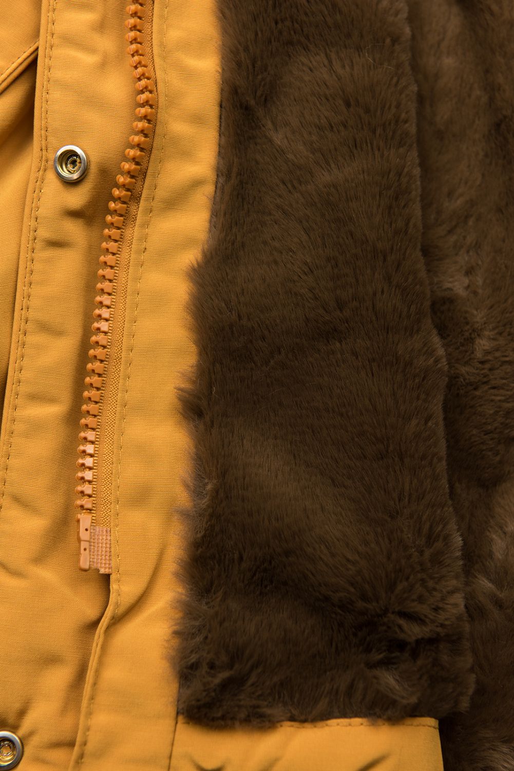 Żółta zimowa parka z brązowym pluszem