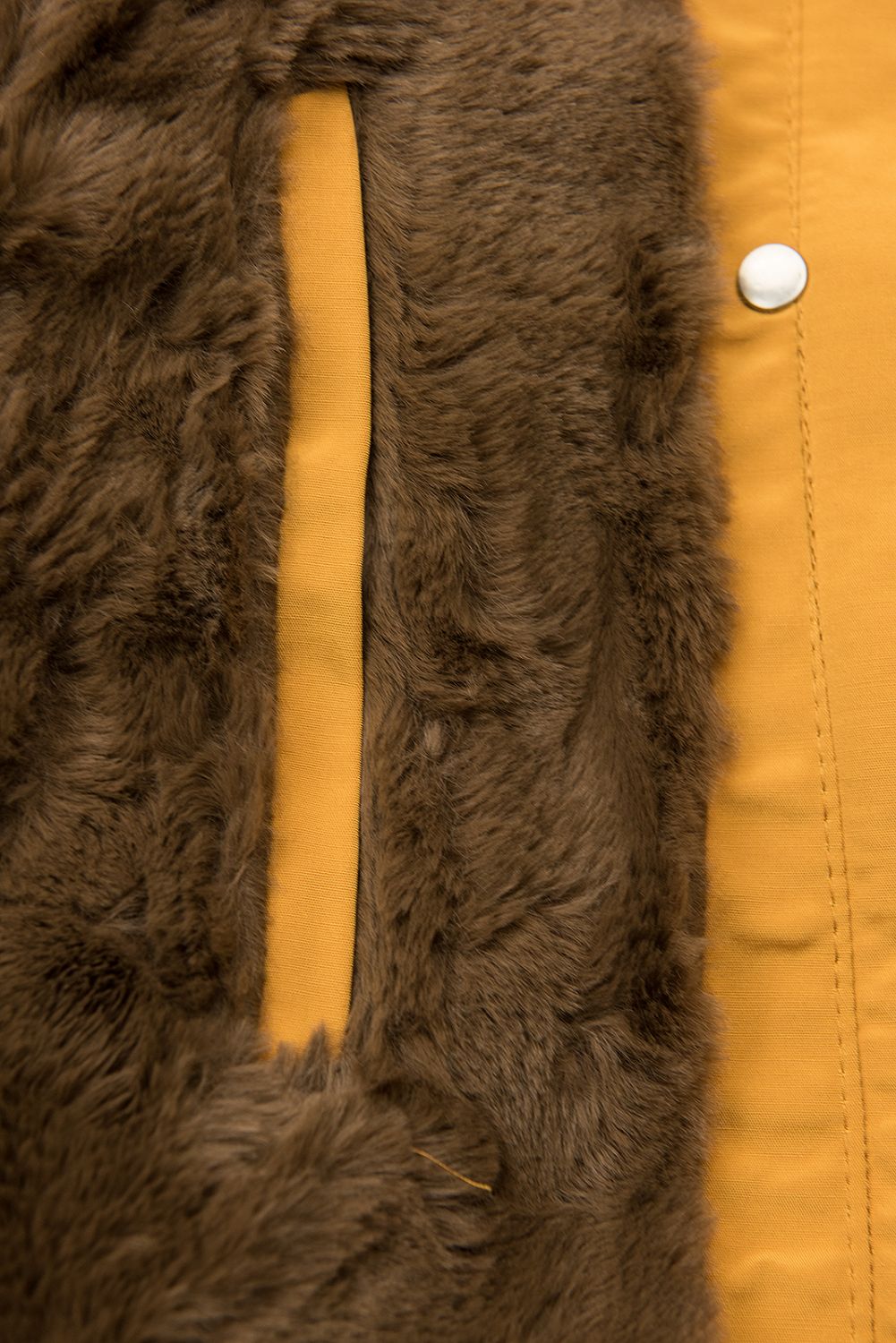 Żółta zimowa parka z brązowym pluszem
