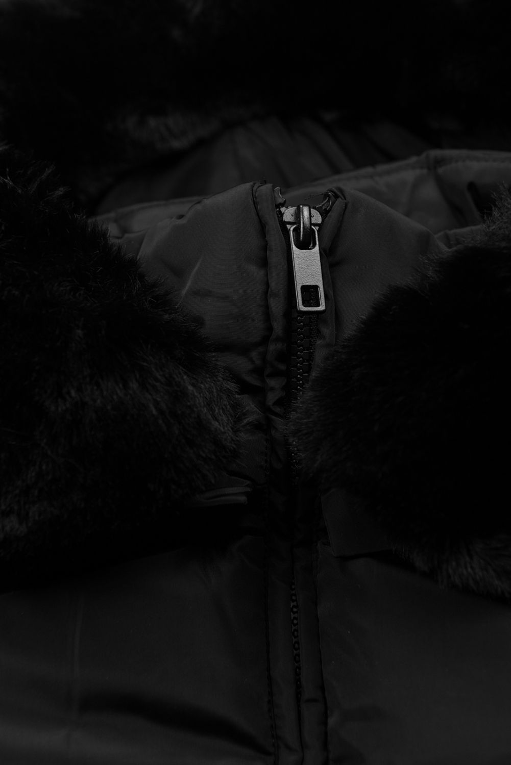 Czarna pikowana kurtka zimowa