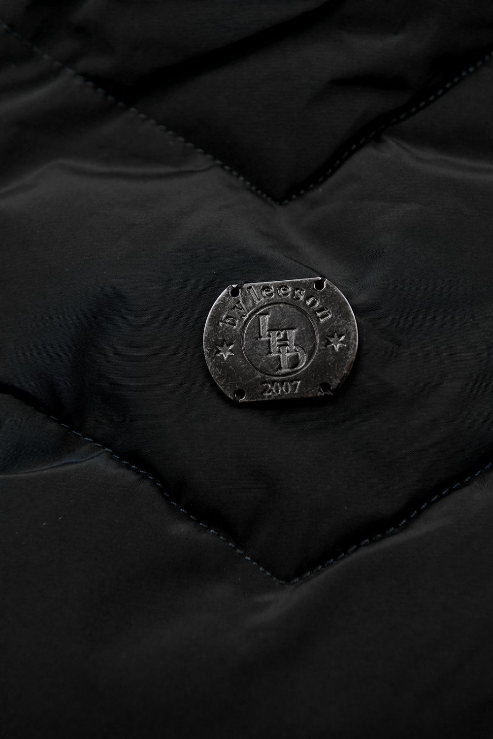 Czarna pikowana kurtka zimowa z odpinaną kapturem