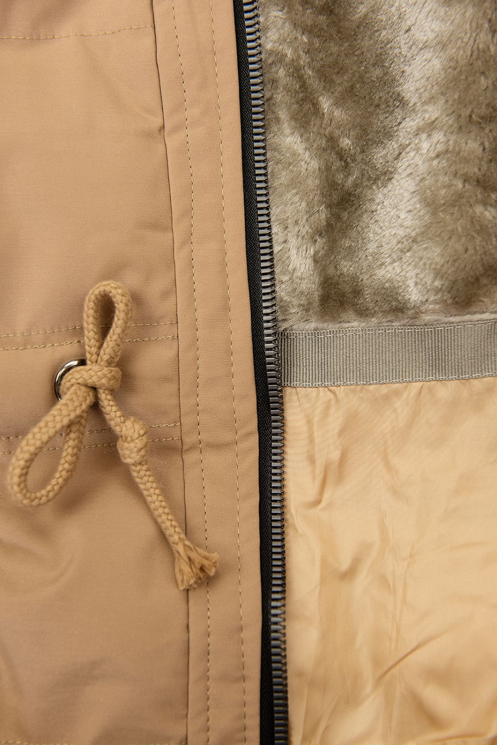 Beżowa kurtka zimowa ze ściągaczem w pasie