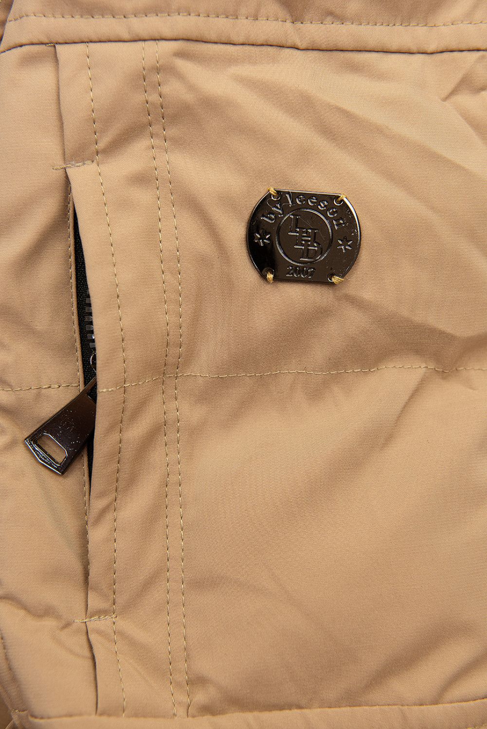 Beżowa kurtka zimowa ze ściągaczem w pasie