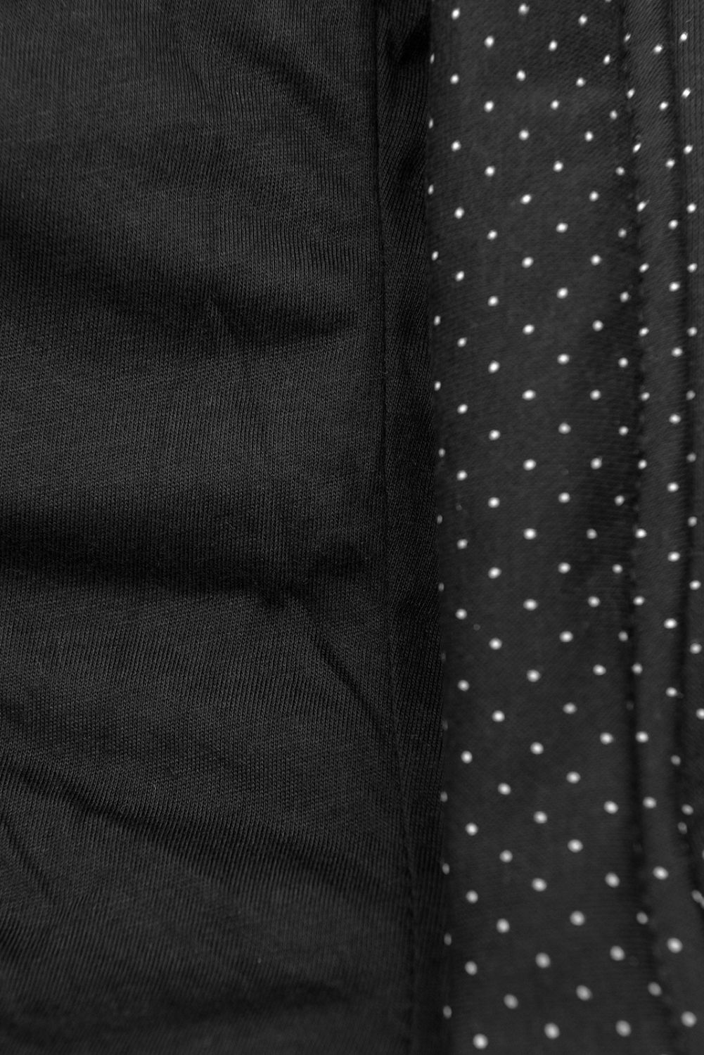 Czarna bluza z delikatnym nadrukiem w kropki