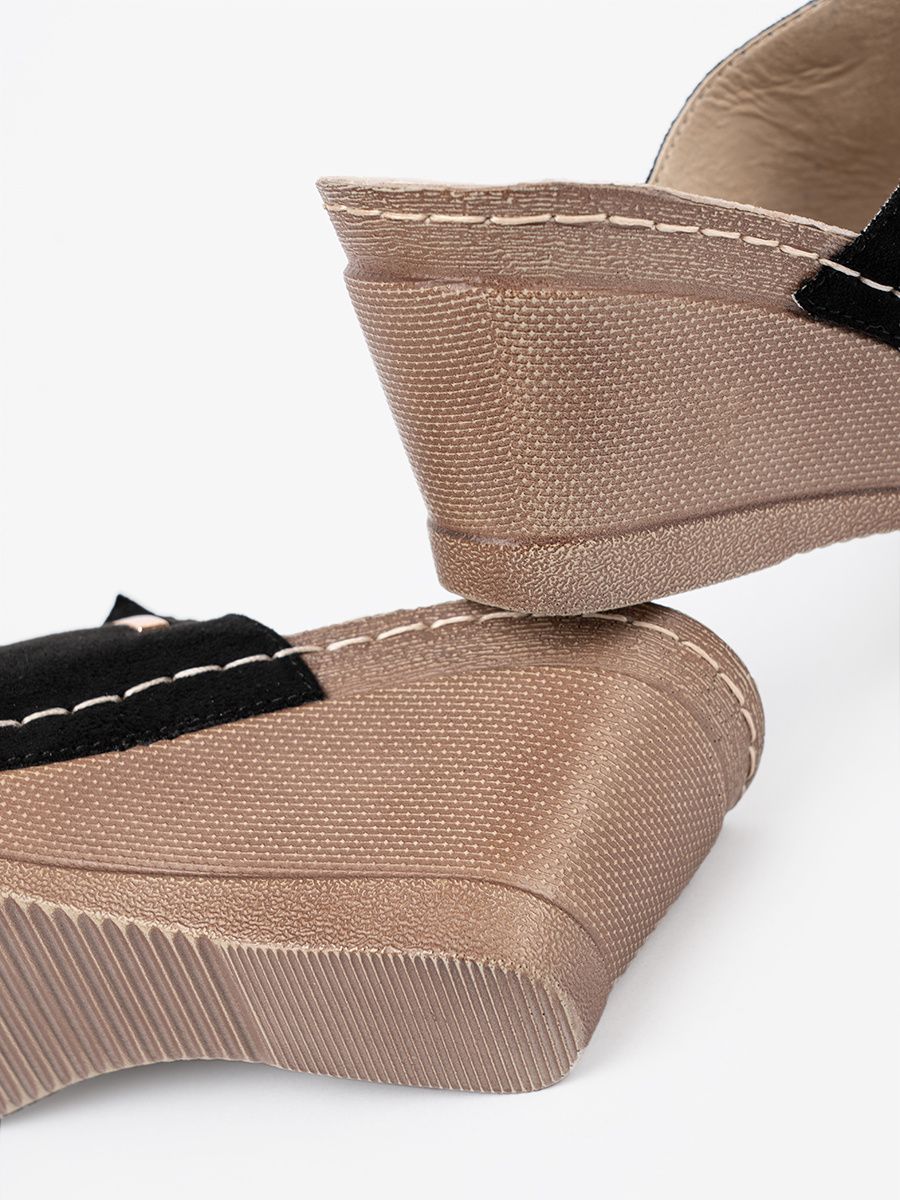 Czarne klapki na platformie