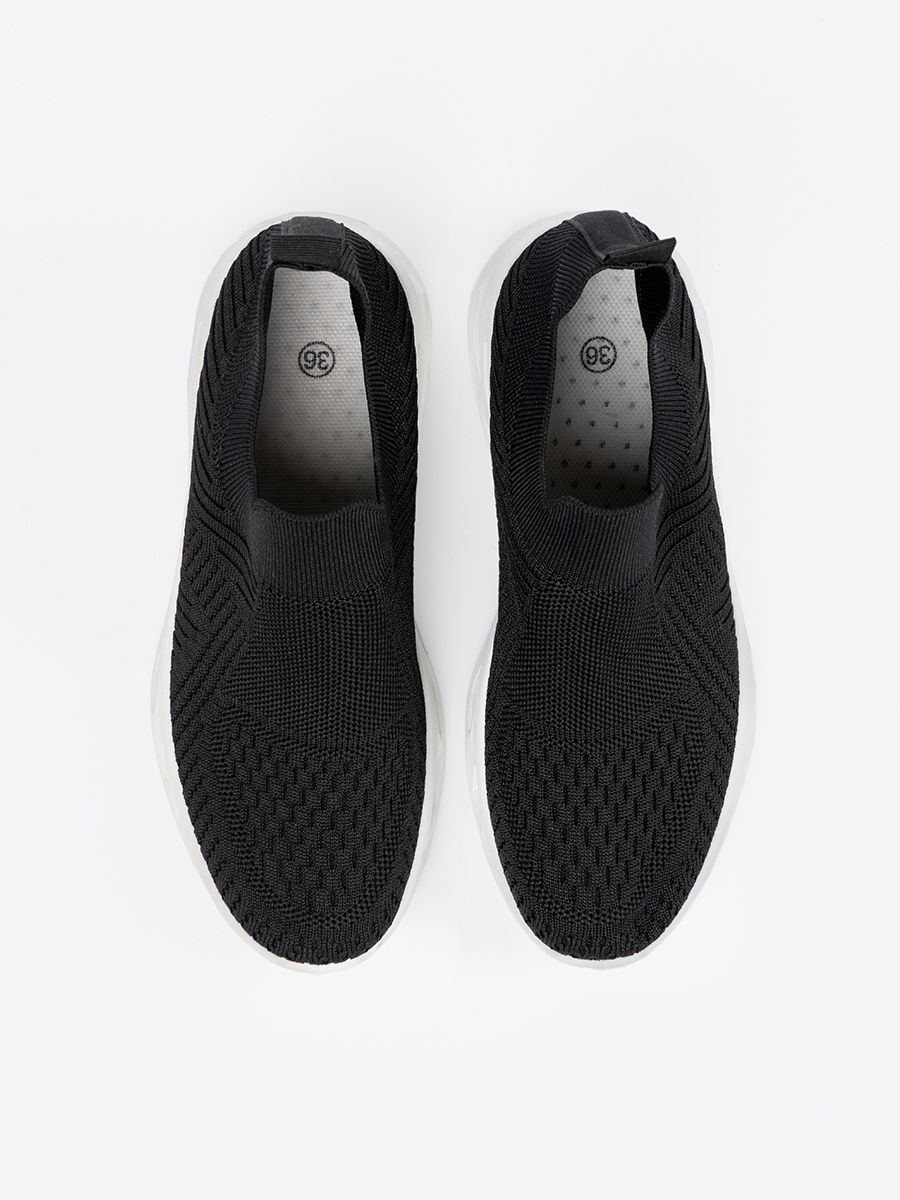 Czarne buty sportowe