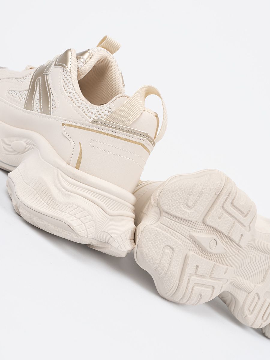 Jasnobeżowe sneakersy na grubej podeszwie