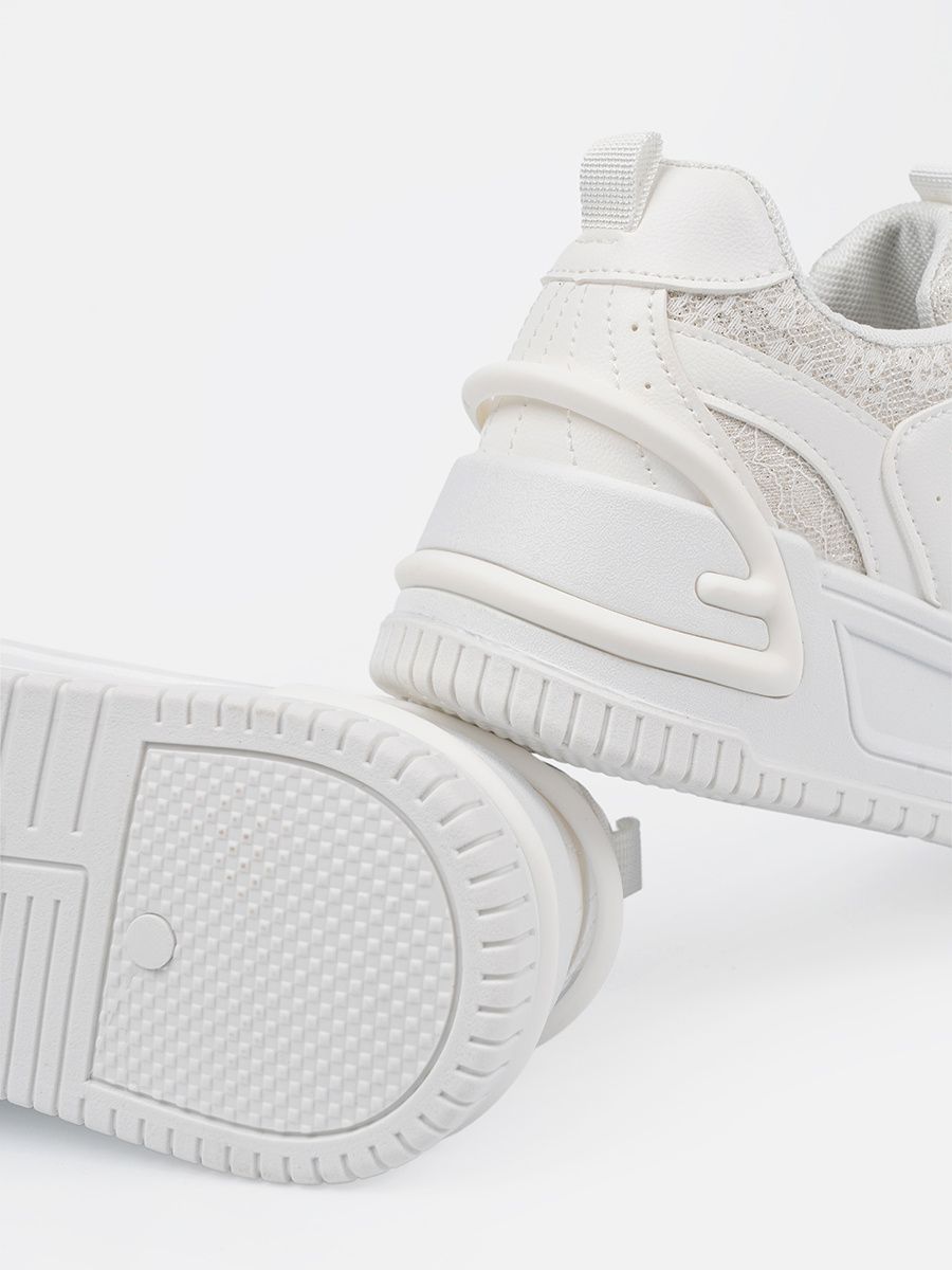Białe sneakersy z koronką