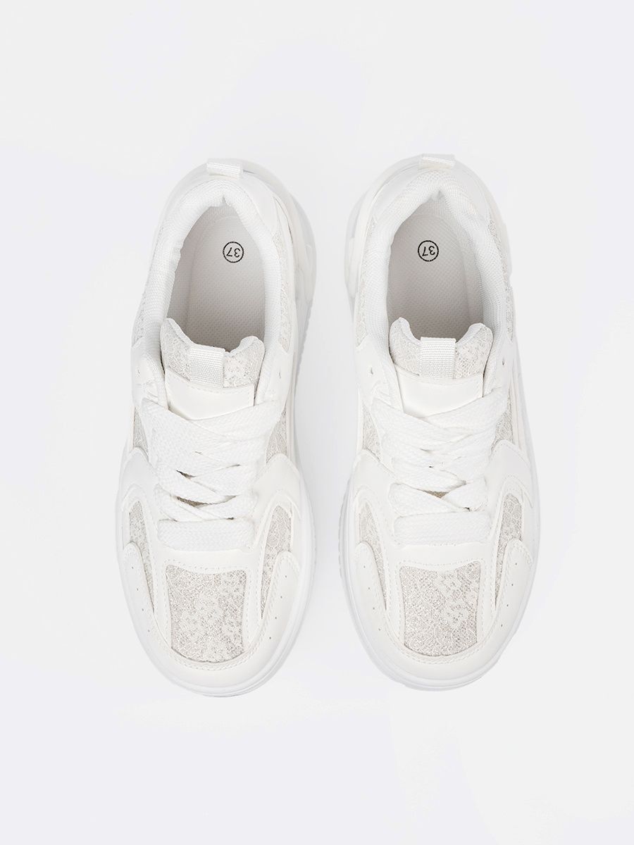 Białe sneakersy z koronką