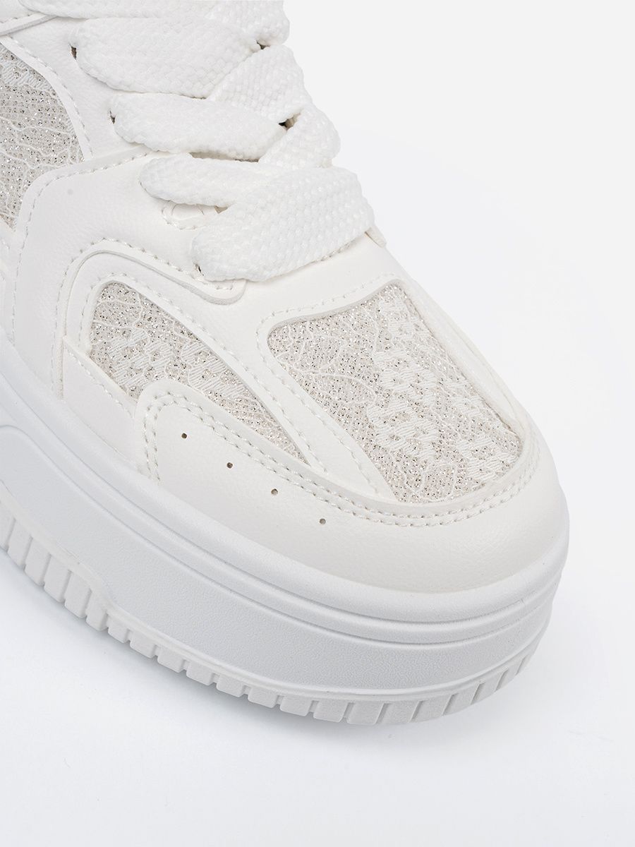 Białe sneakersy z koronką