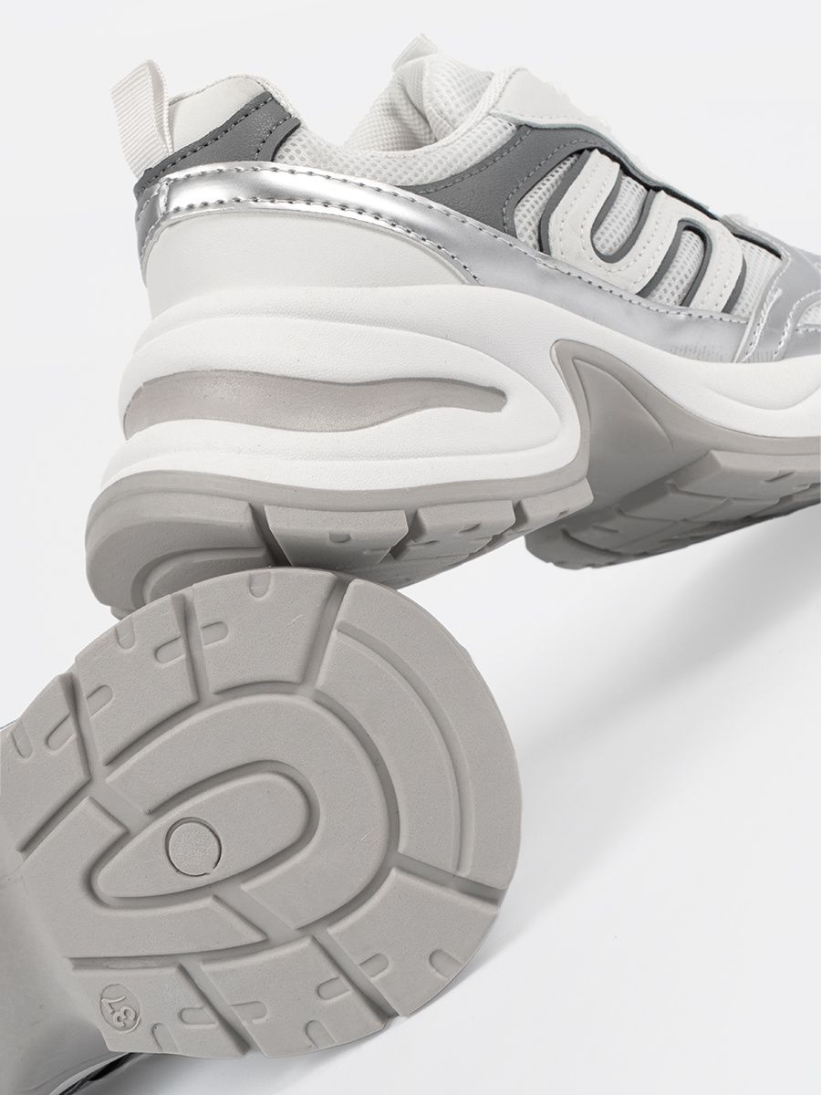 Białe damskie sneakersy ze srebrnymi wstawkami