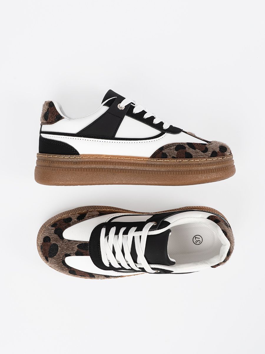 Biało-czarne sneakersy z panterkowymi wstawkami