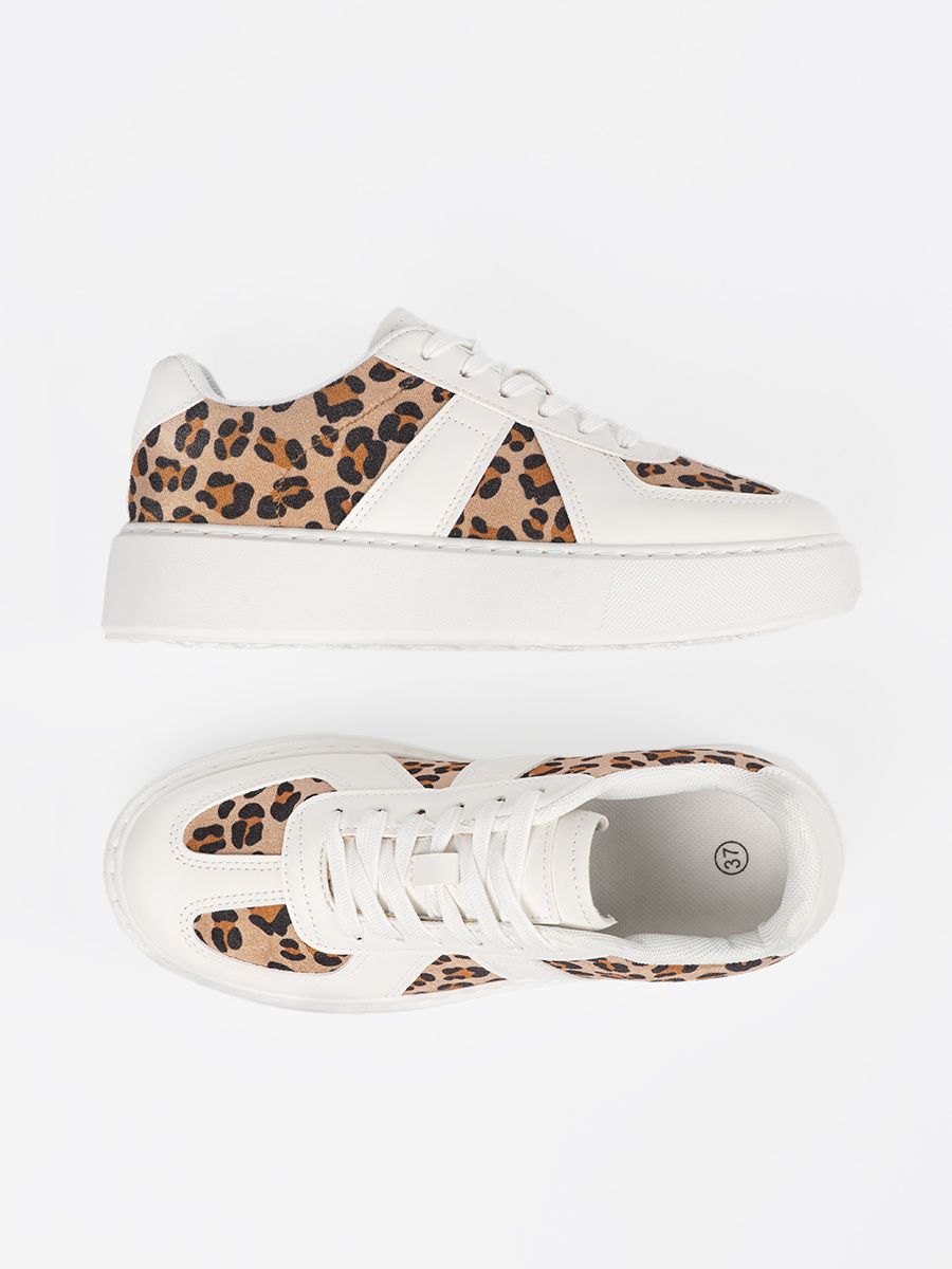 Białe sneakersy z panterkowymi wstawkami