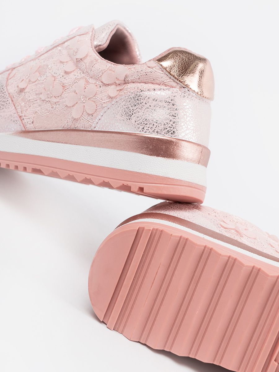 Różowe sneakersy z kwiatowym motywem