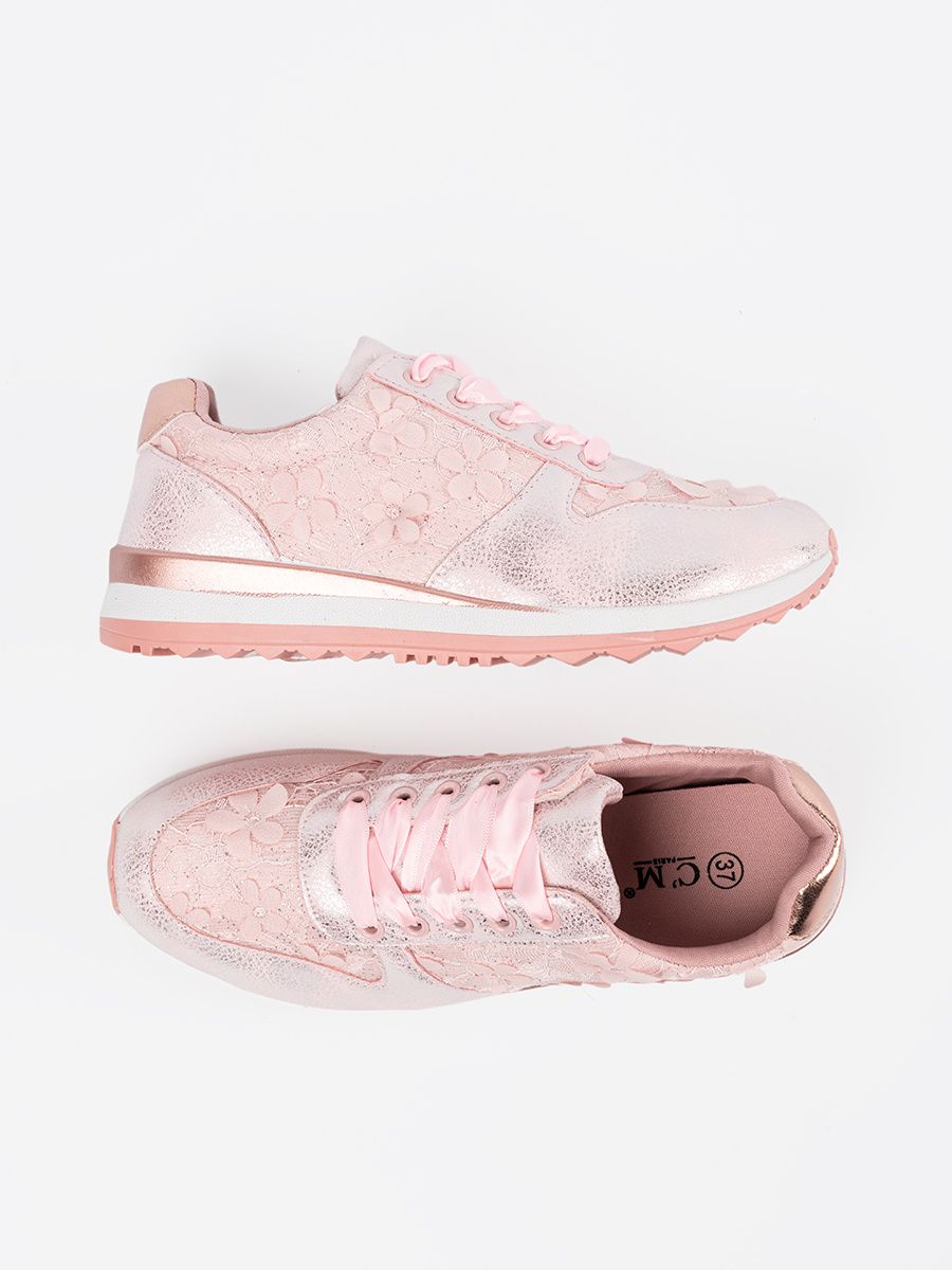 Różowe sneakersy z kwiatowym motywem