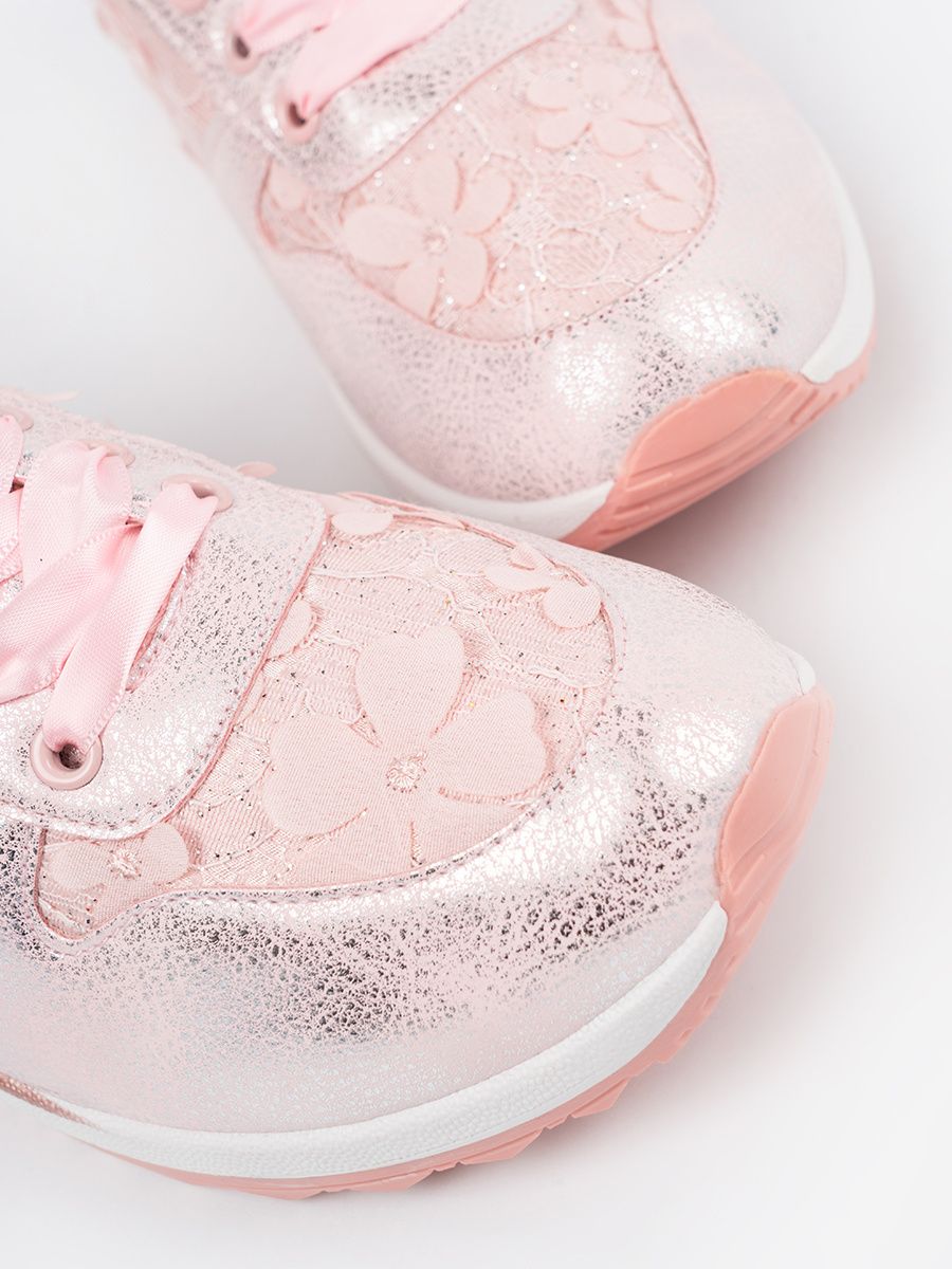 Różowe sneakersy z kwiatowym motywem
